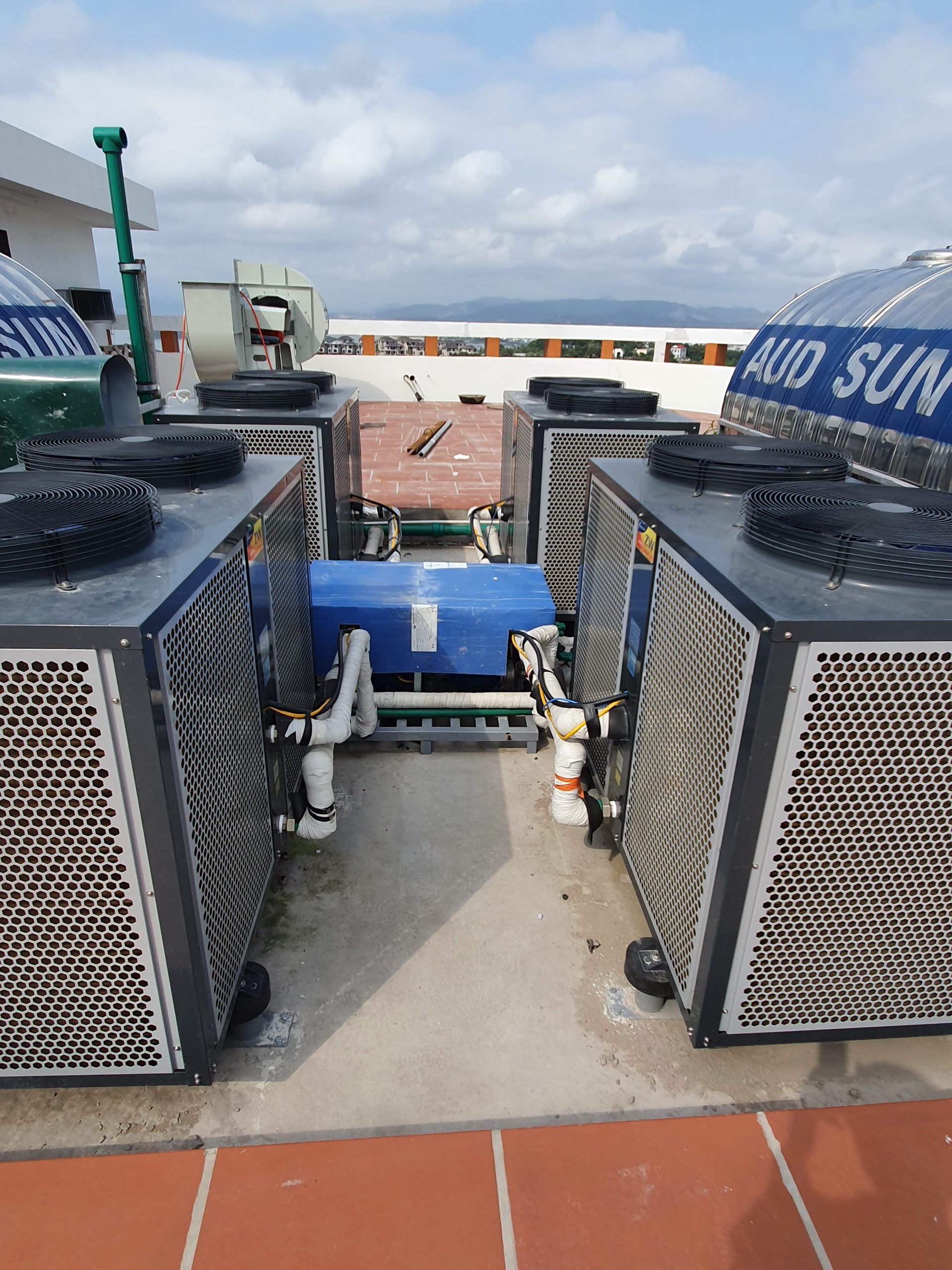 Lắp đặt hệ thống nước nóng trung tâm Khách sạn số 76 Vườn Đào, Hạ Long